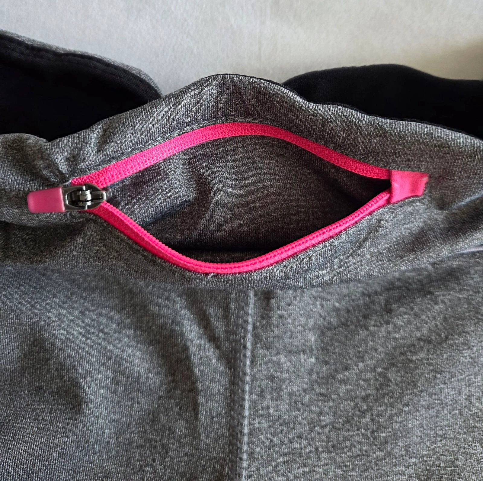 Corsario deportivo gris rosa negro, leggings cortos para correr y hacer fitness – photo 4